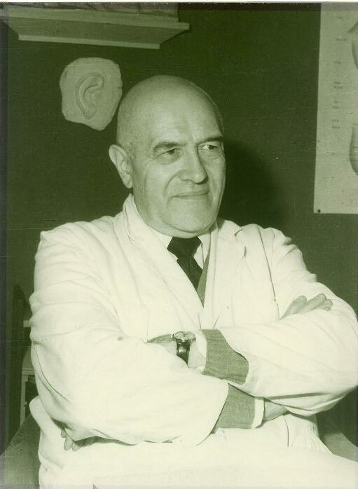 Médico francês Paul Nogier, que nos anos 1950 mapeou a orelha humana de forma detalhada